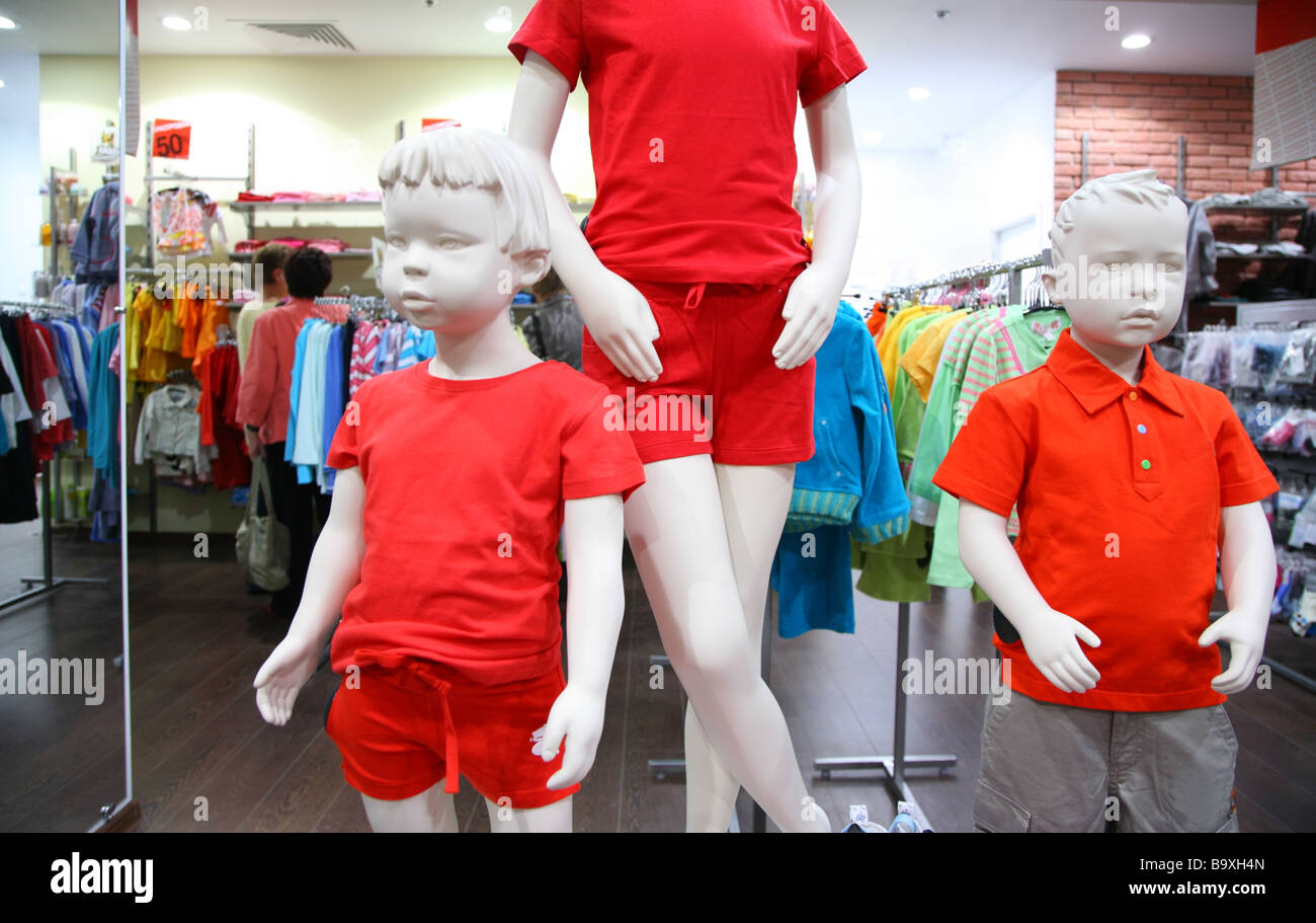 Mannequins enfant en magasin Banque D'Images