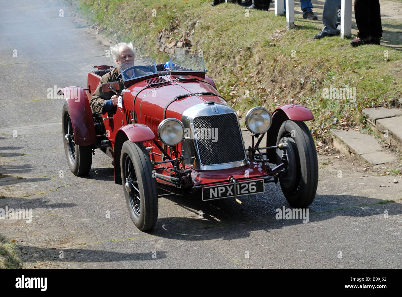 Une Maserati 1930 NPX 126 26M Anthony Hartley ordre croissant à la vitesse sur l'essai de Brooklands Museum Hill célèbre le Défi 100 Banque D'Images