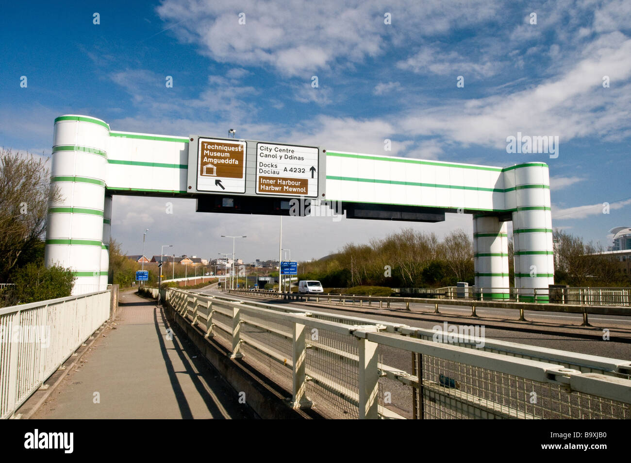 Le bras et la signalisation routière sur le pont de la baie de Cardiff Cardiff au Pays de Galles Banque D'Images