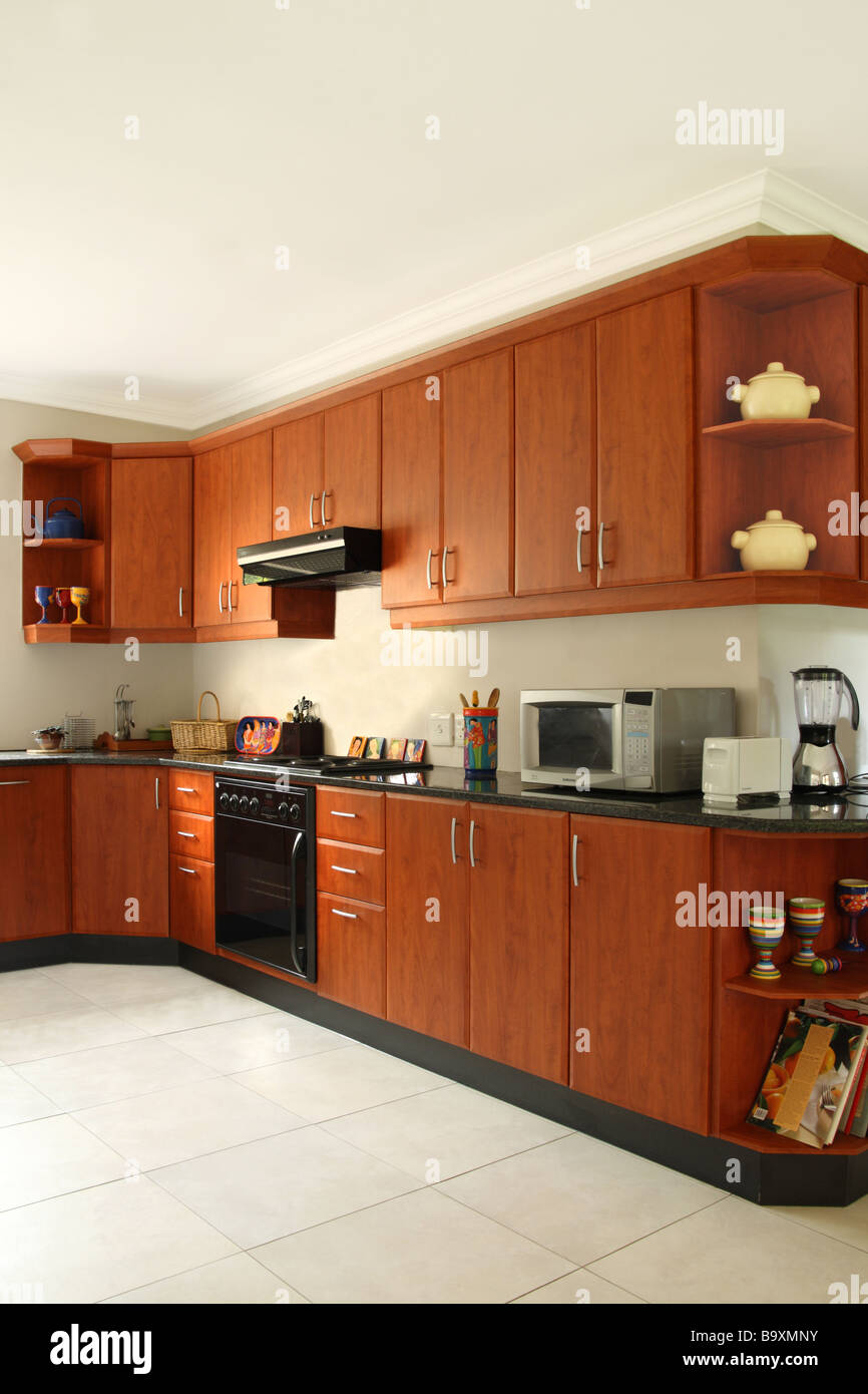 Conception de cuisine avec armoires de merisier Photo Stock - Alamy