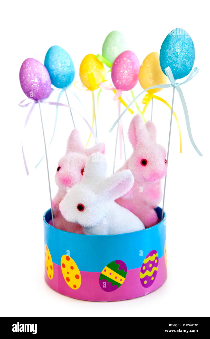 Mignon lapin de Pâques jouets dans panier avec des ballons isolé sur fond blanc Banque D'Images