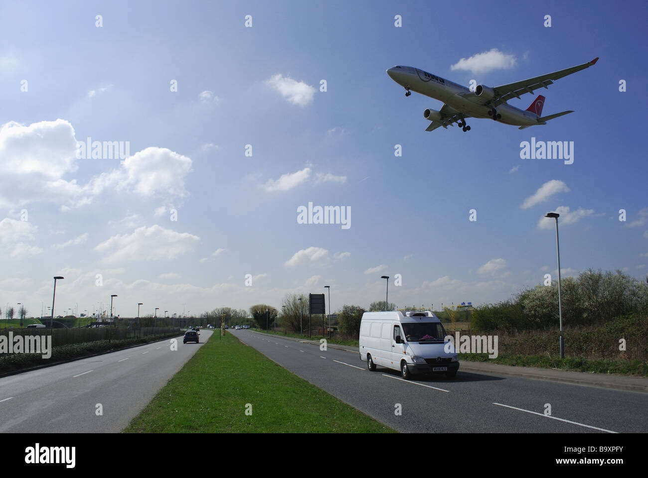 L'atterrissage de l'avion à l'aéroport d'Heathrow au-dessus d'autoroute Banque D'Images