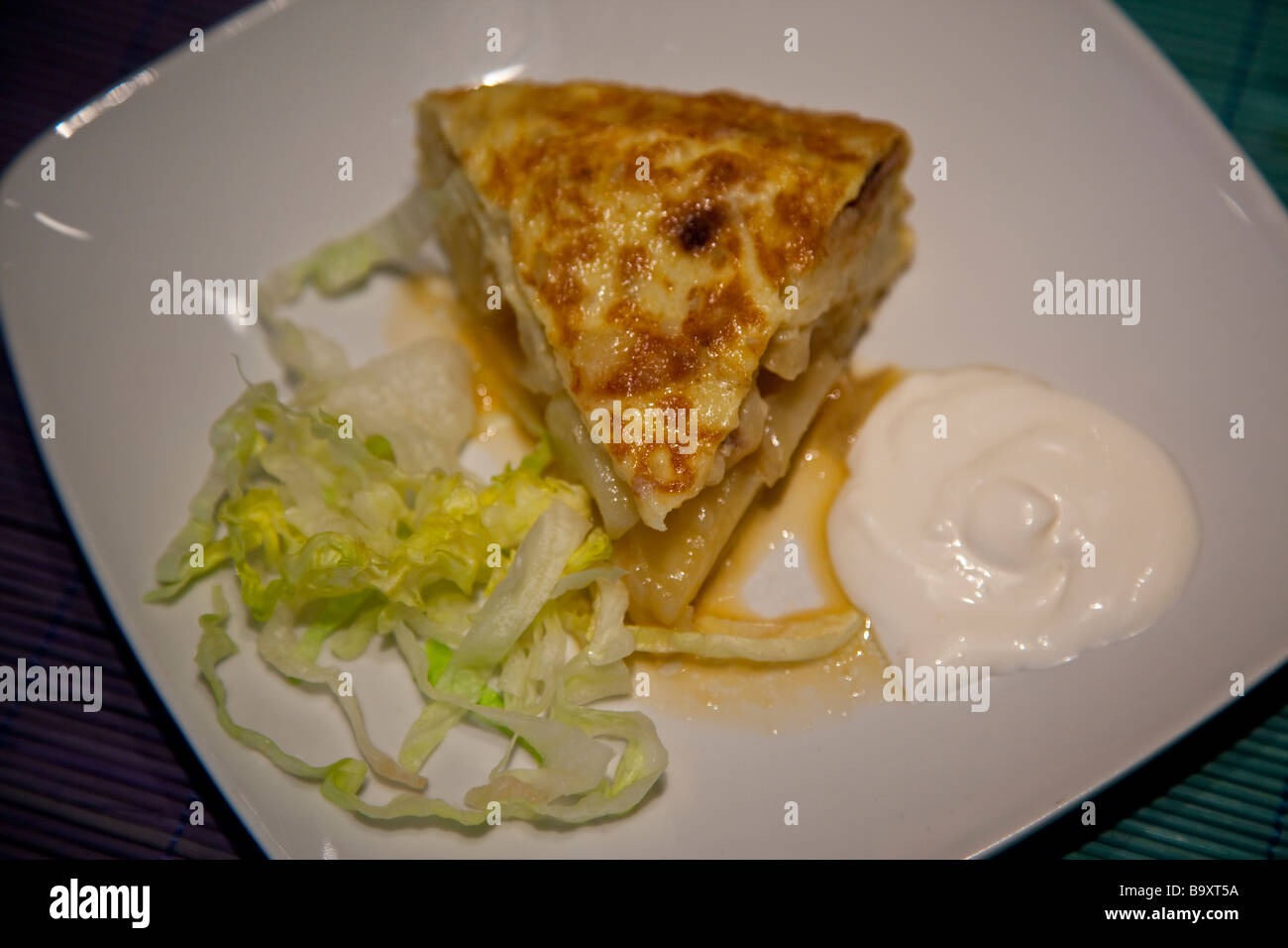 Tapa traditionnelle tortilla dans un restaurant à Séville, Espagne Banque D'Images