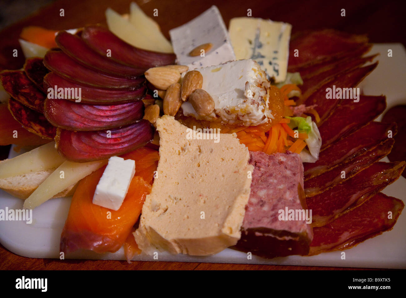 Plateau de fromages et viandes à Bodegas Castaneda à Grenade Espagne Banque D'Images