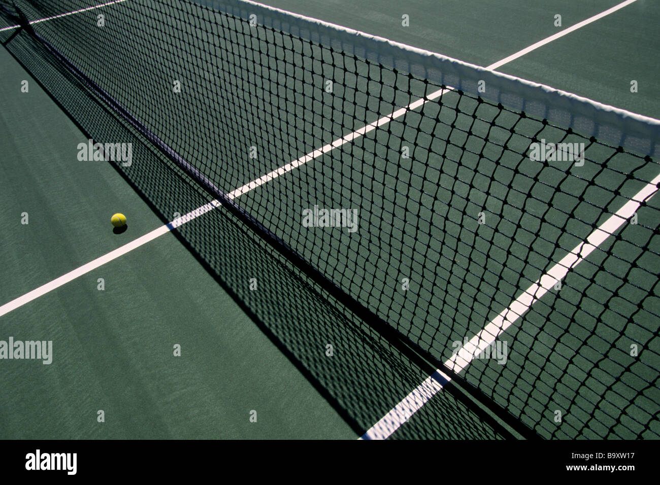 Filet de tennis et la balle Banque D'Images