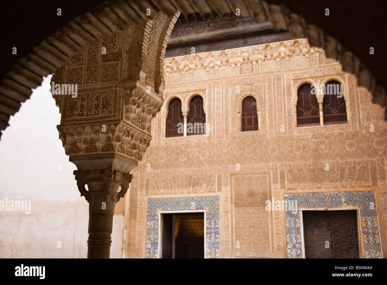 Dans la façade de Comares Palais Nasrides de l'Alhambra à Grenade Espagne Banque D'Images