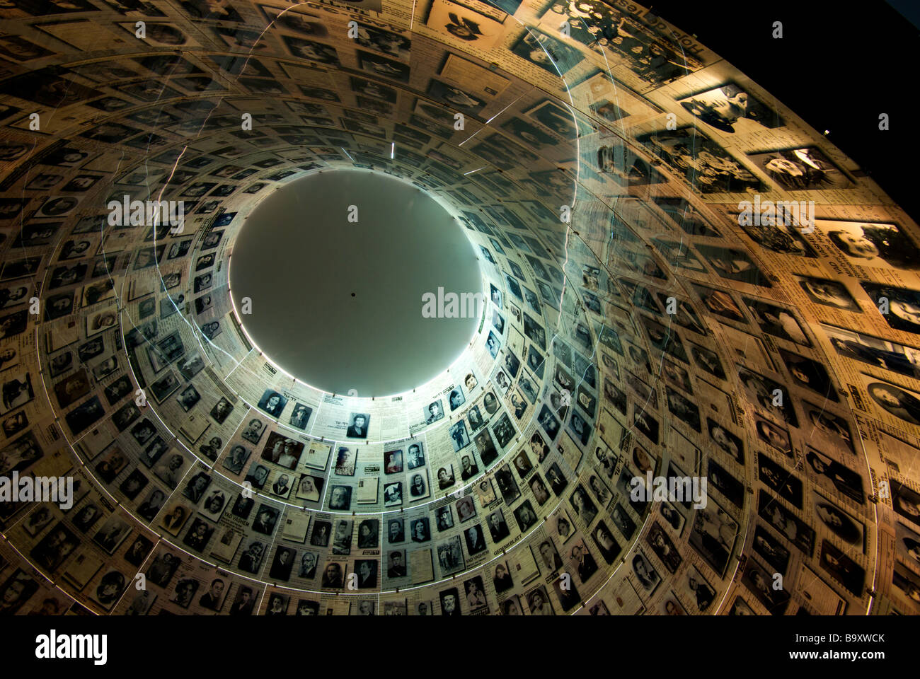 Photo prise à la verticale conique et d'identification dans l'affichage Salle des noms des victimes de l'Holocauste à Yad Vashem Jérusalem Banque D'Images