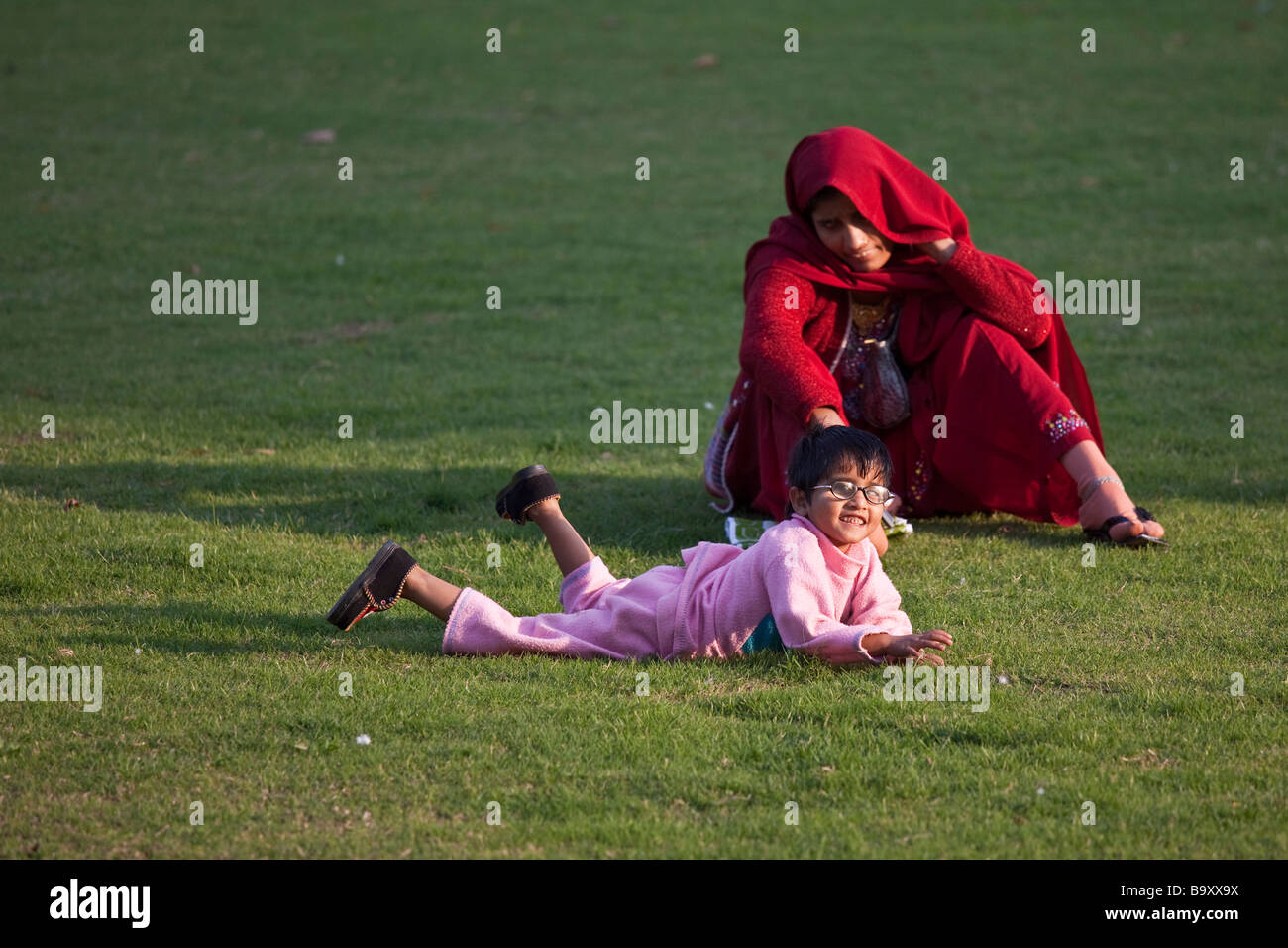 La mère et l'enfant sur la pelouse à l'Humayuns Tomb à Delhi Inde Banque D'Images