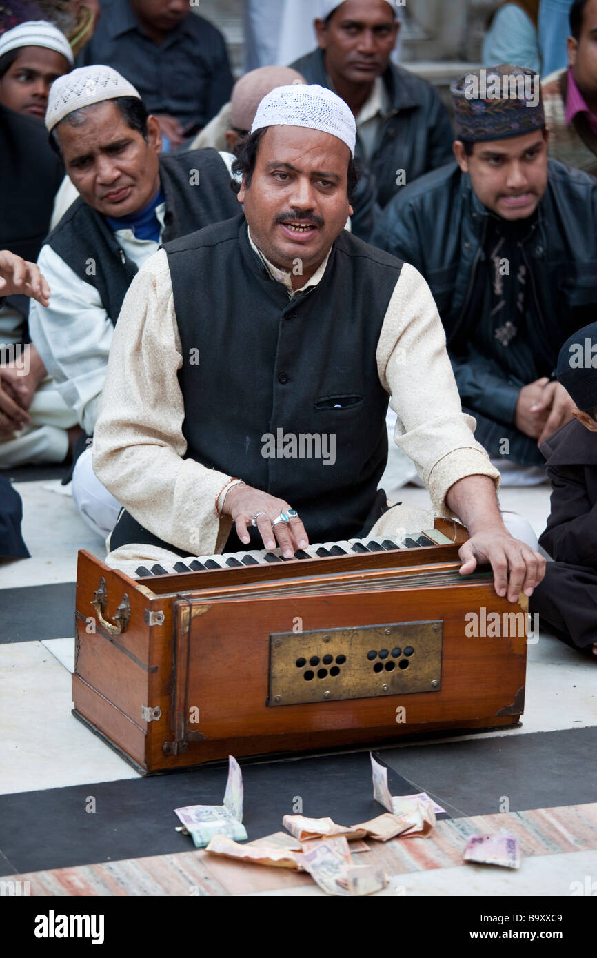 La musique à Hazrat Nizamuddin Dargah sanctuaire musulman dans Old Delhi Inde Banque D'Images