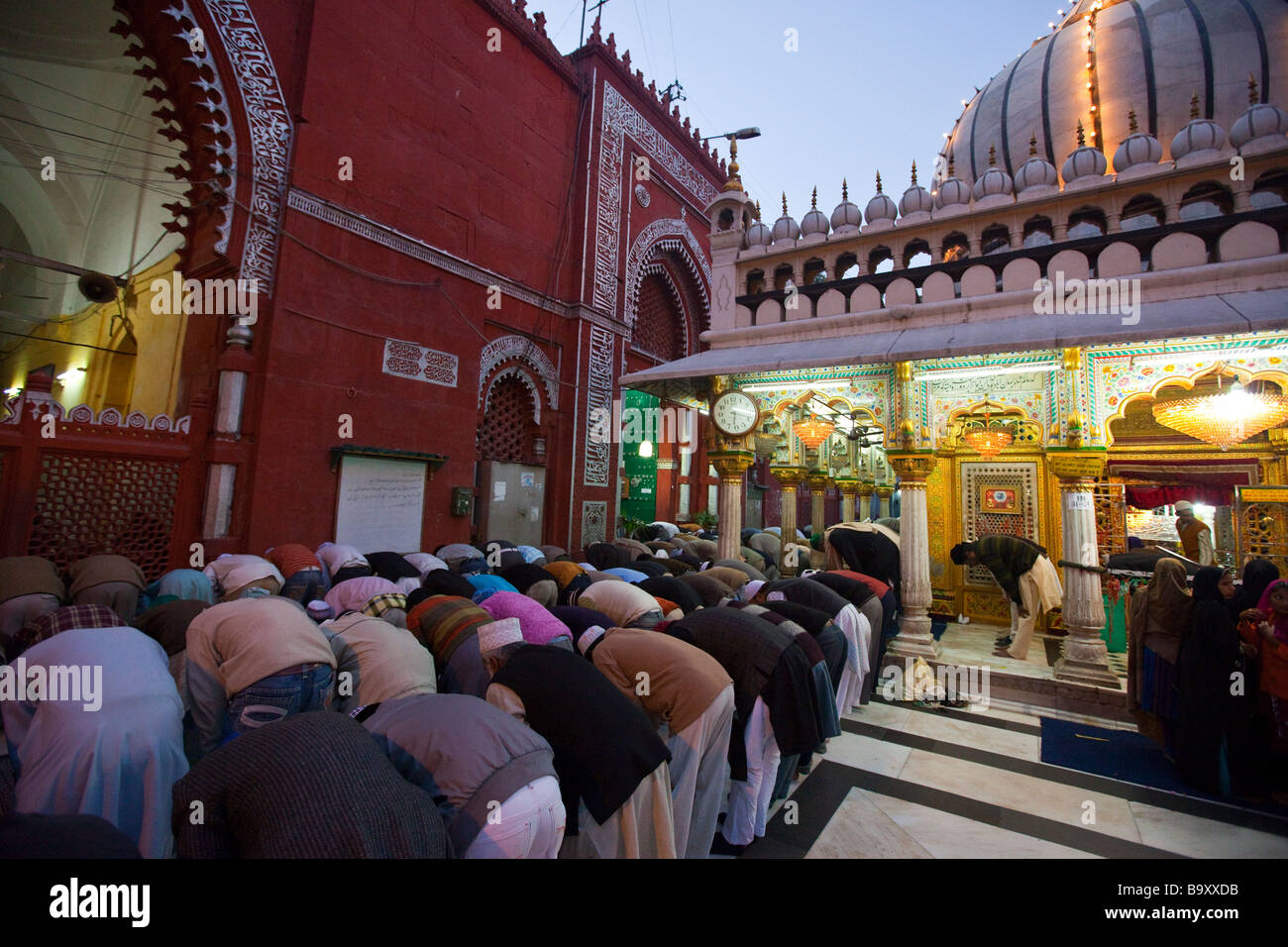 Prière à Hazrat Nizamuddin Dargah sanctuaire musulman dans Old Delhi Inde Banque D'Images