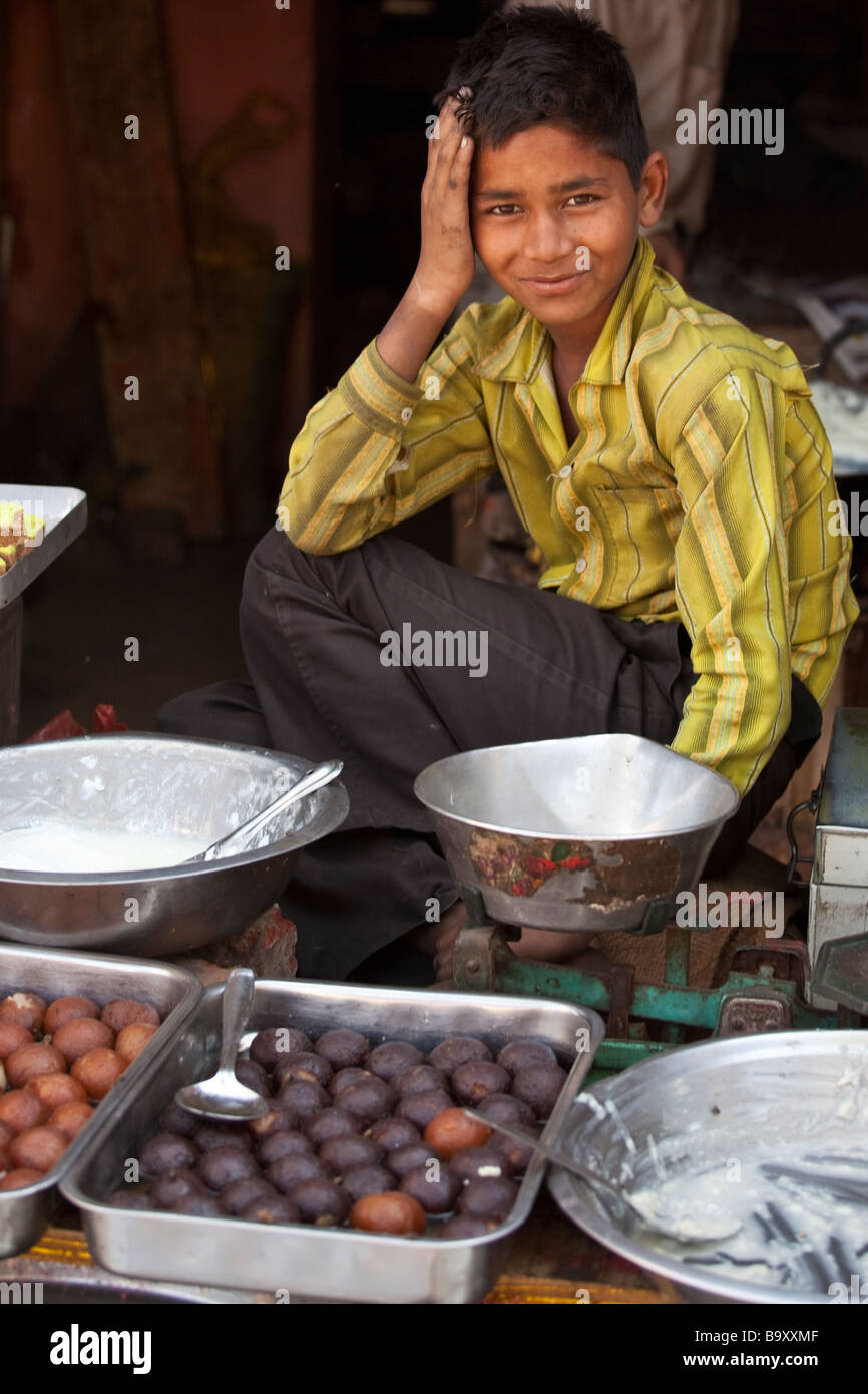 Vente garçon bonbons dans Fatehpur Sikri Inde Banque D'Images