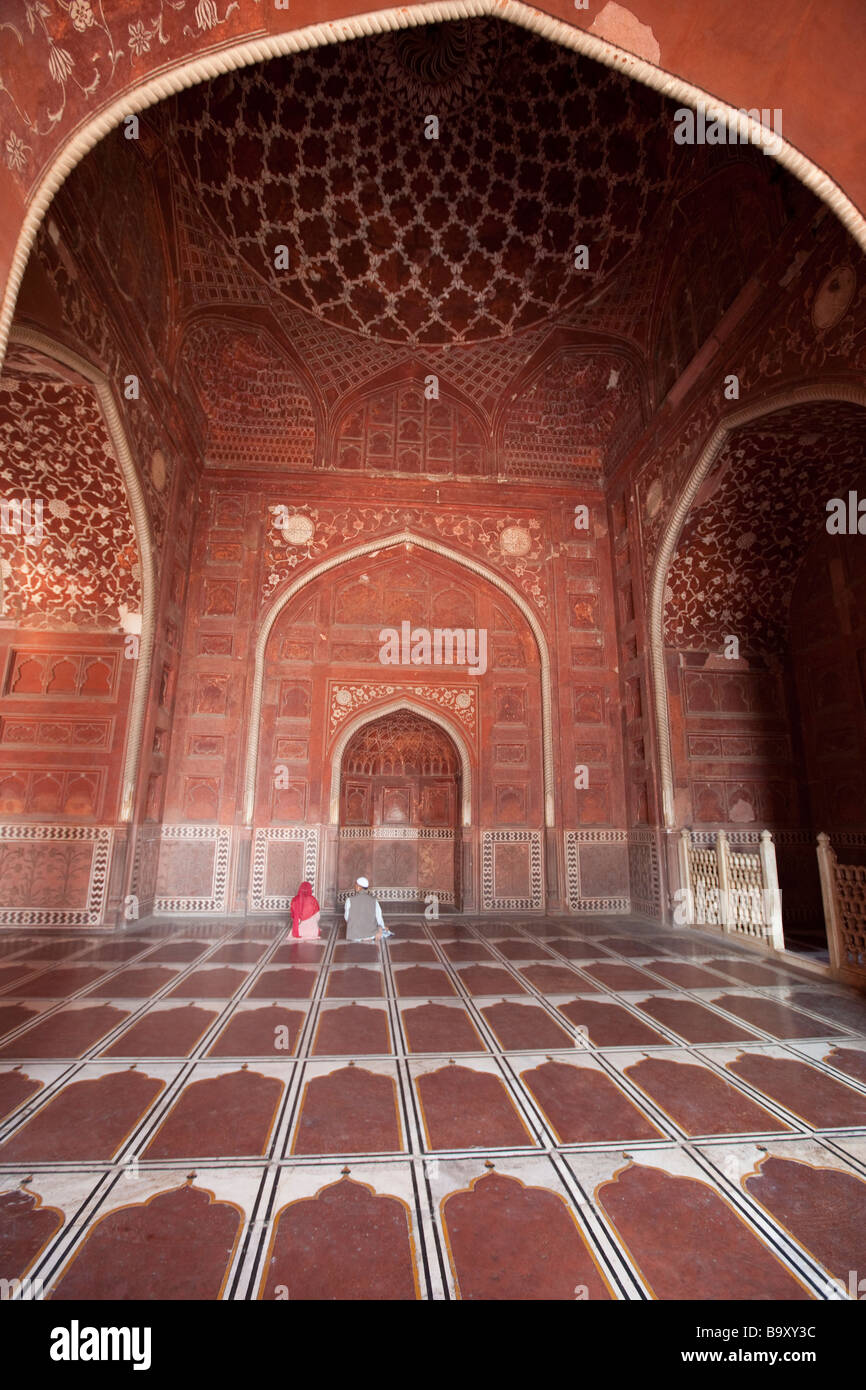 L'homme et de la femme musulmane prier à l'intérieur de la mosquée au Taj Mahal à Agra Inde Banque D'Images