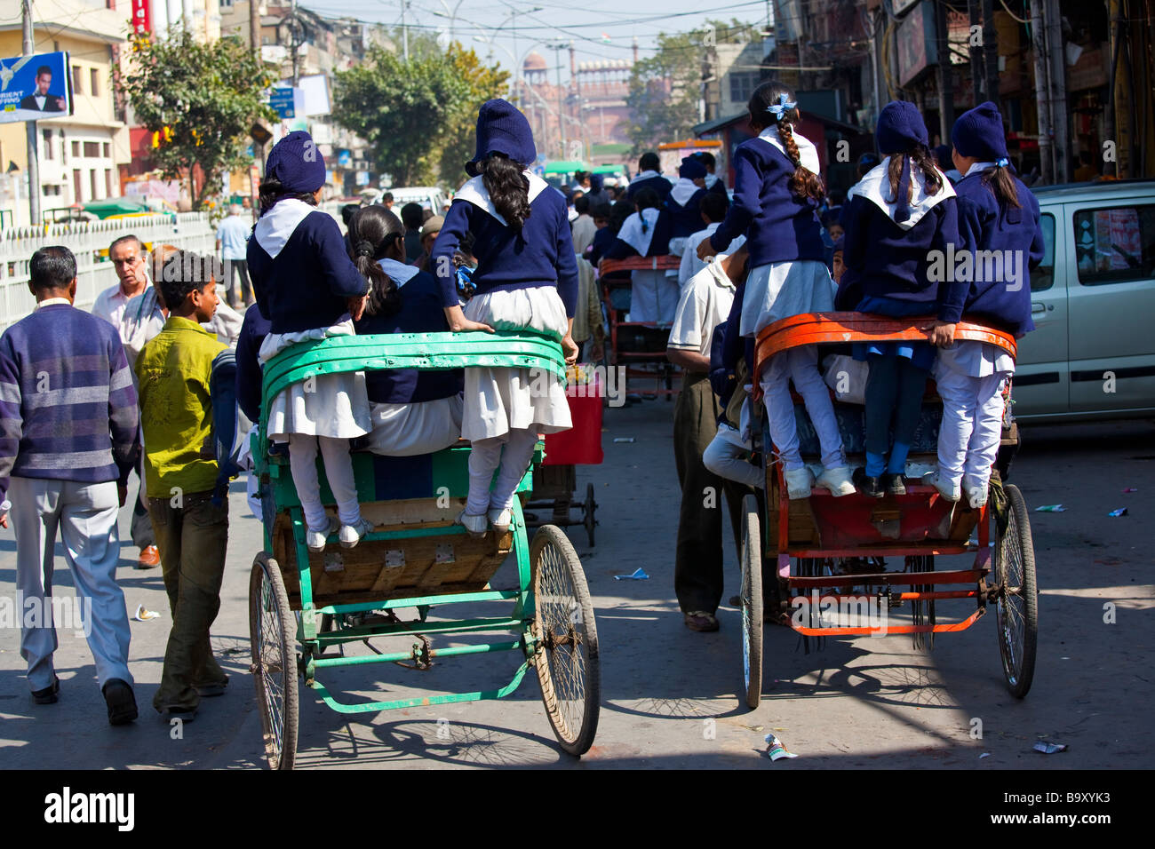 Ecolières Vélo pousse-pousse à la maison de l'école dans la région de Old Delhi Inde Banque D'Images