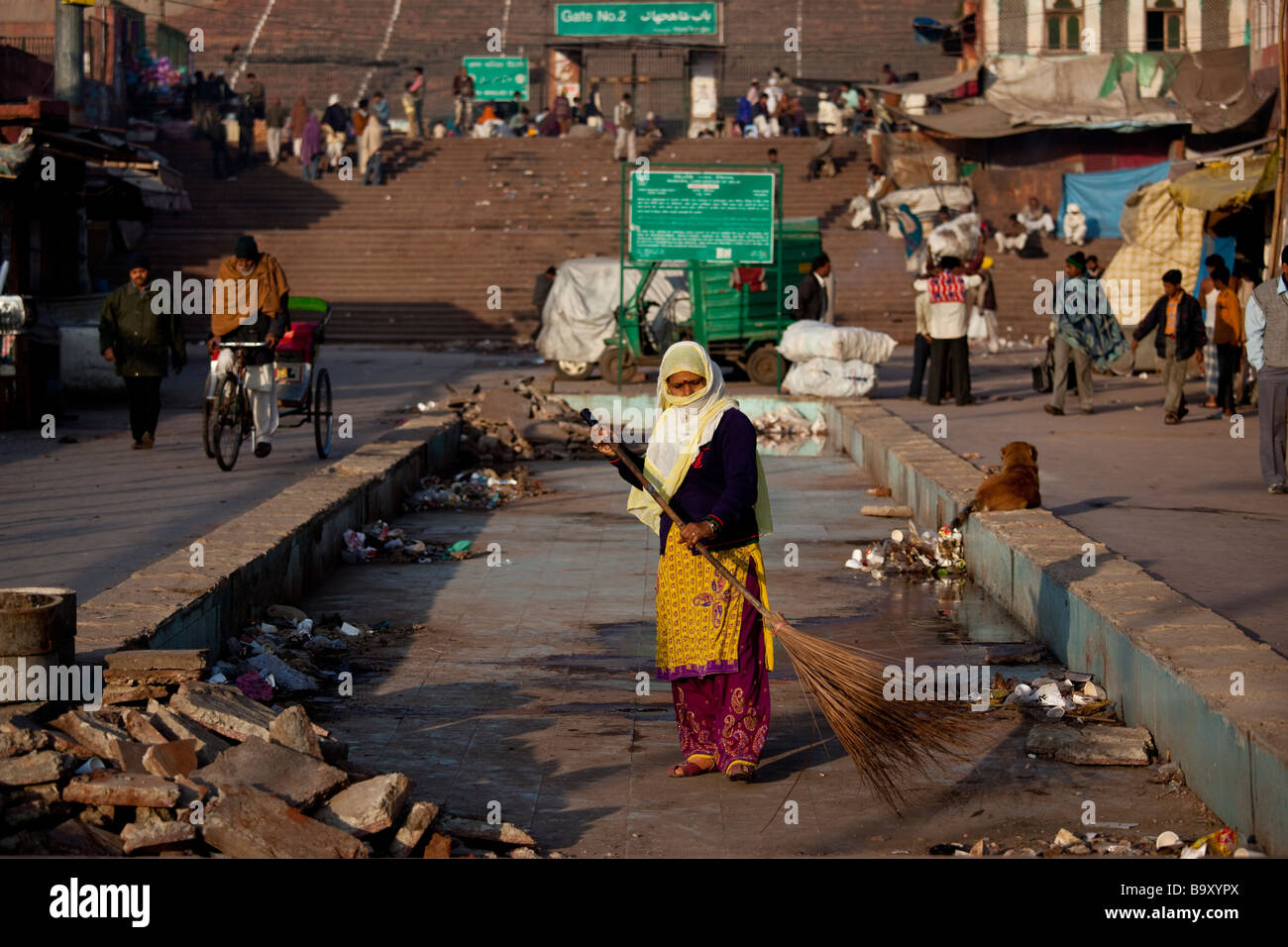 Woman Sweeping dans Old Delhi Inde Banque D'Images