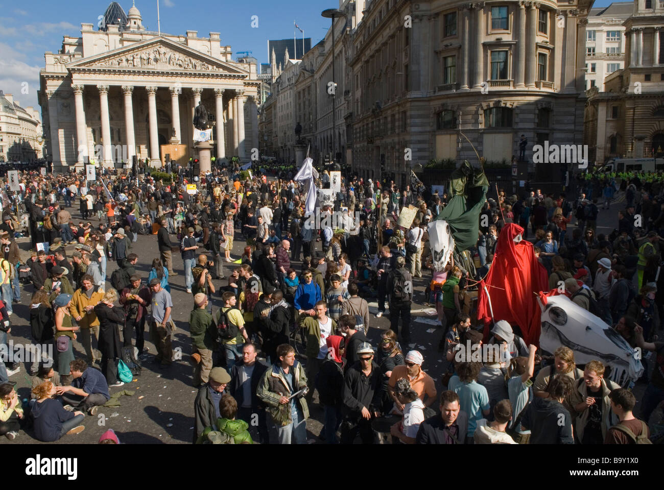 Credit Crunch G20 manifestation pacifique devant la Bank of England Threadneedle Street. Royal Exchange Building Crowd People Street Theatre UK années 2009 2000 Banque D'Images