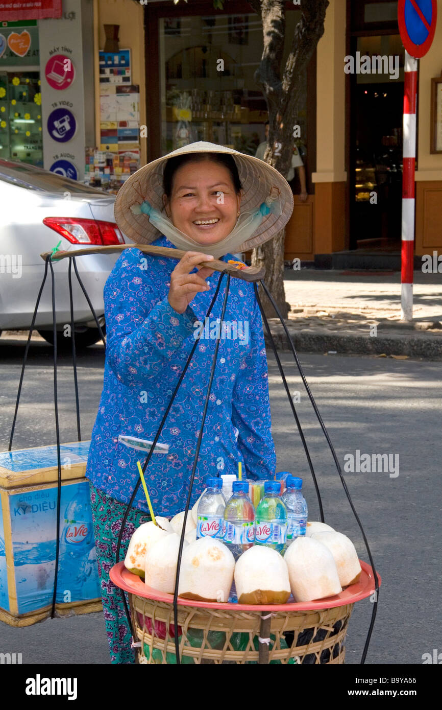 Vietnamese woman selling coco et l'eau en bouteille sur la rue à Ho Chi Minh City Vietnam Banque D'Images