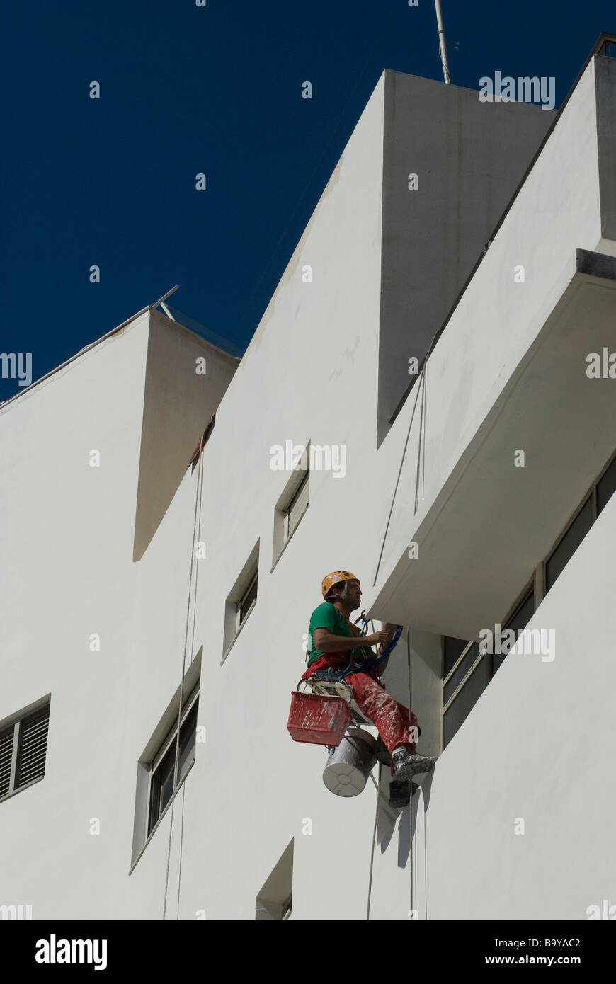 Descente en rappel travailleur peinture mur extérieur d'un bâtiment de style Bauhaus à Rothschild Street Tel Aviv ISRAËL Banque D'Images