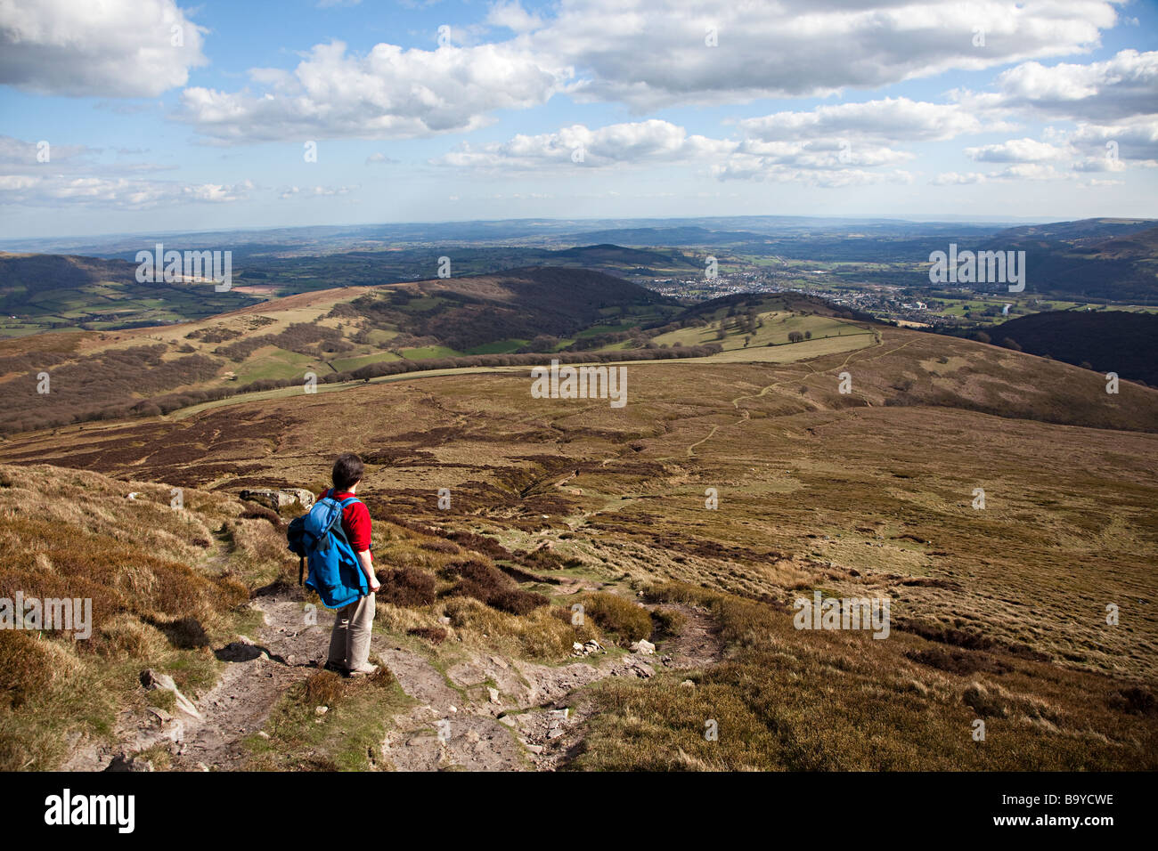 Walker sur sentier sur Sugarloaf Mountain à vers Abergavenny Pays de Galles UK Banque D'Images