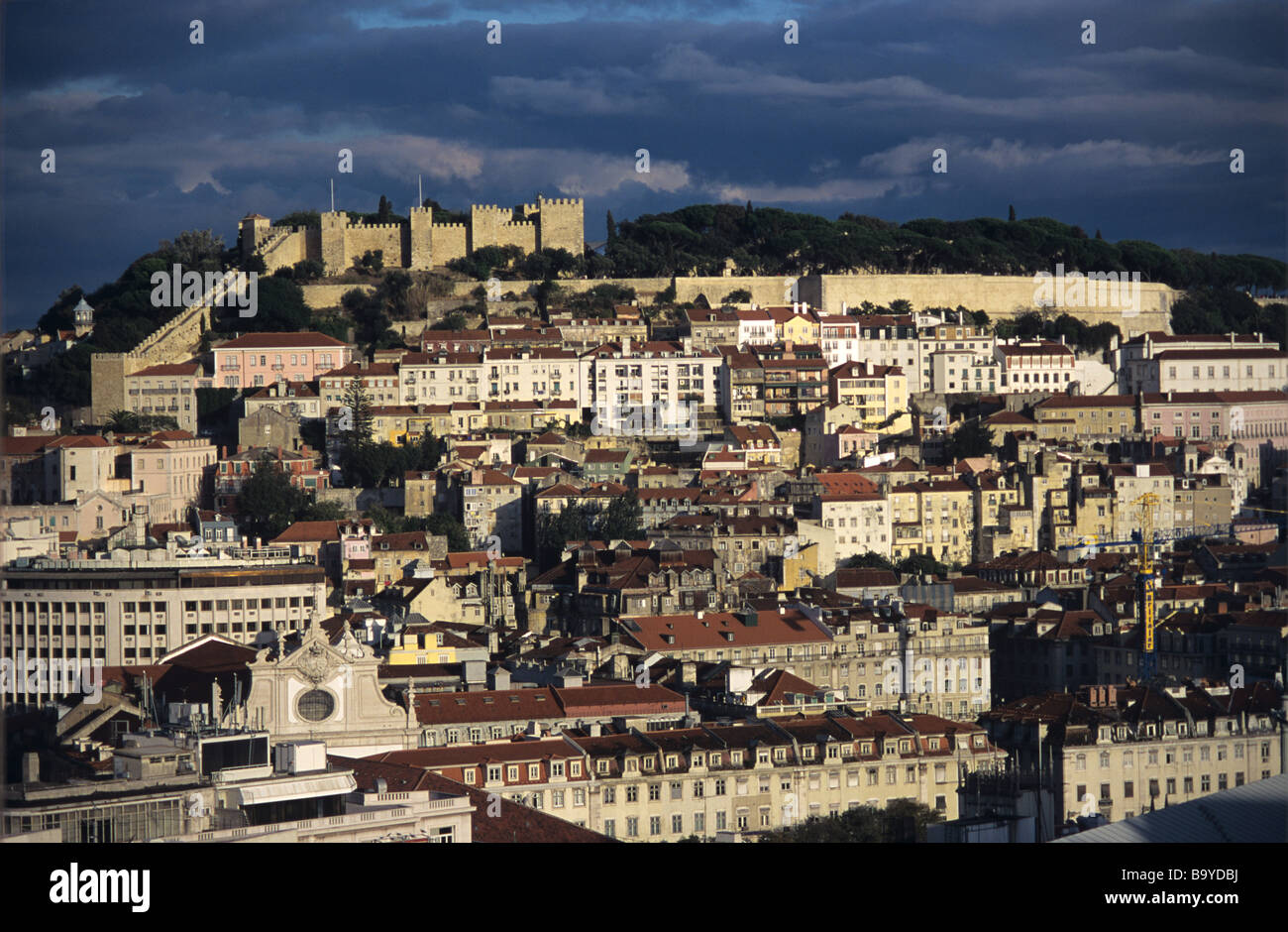 Vue panoramique sur Lisbonne et le château de Saint George, avec les nuages en soirée, Lisbonne, Portugal Banque D'Images