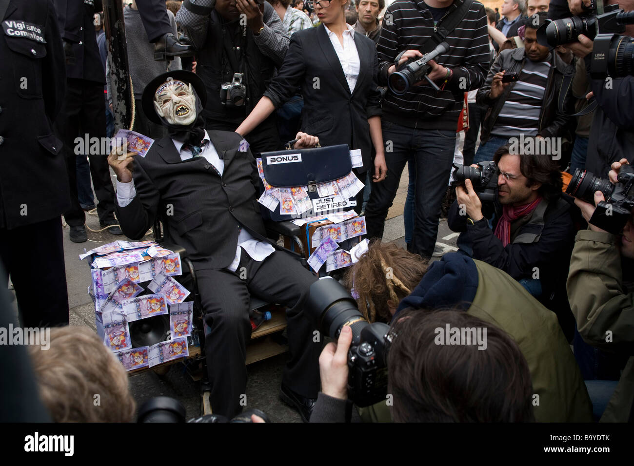 Un manifestant vêtu comme un gros chat banquier photographié pendant la guerre contre le capitalisme manifestation devant la Banque d'Angleterre Banque D'Images