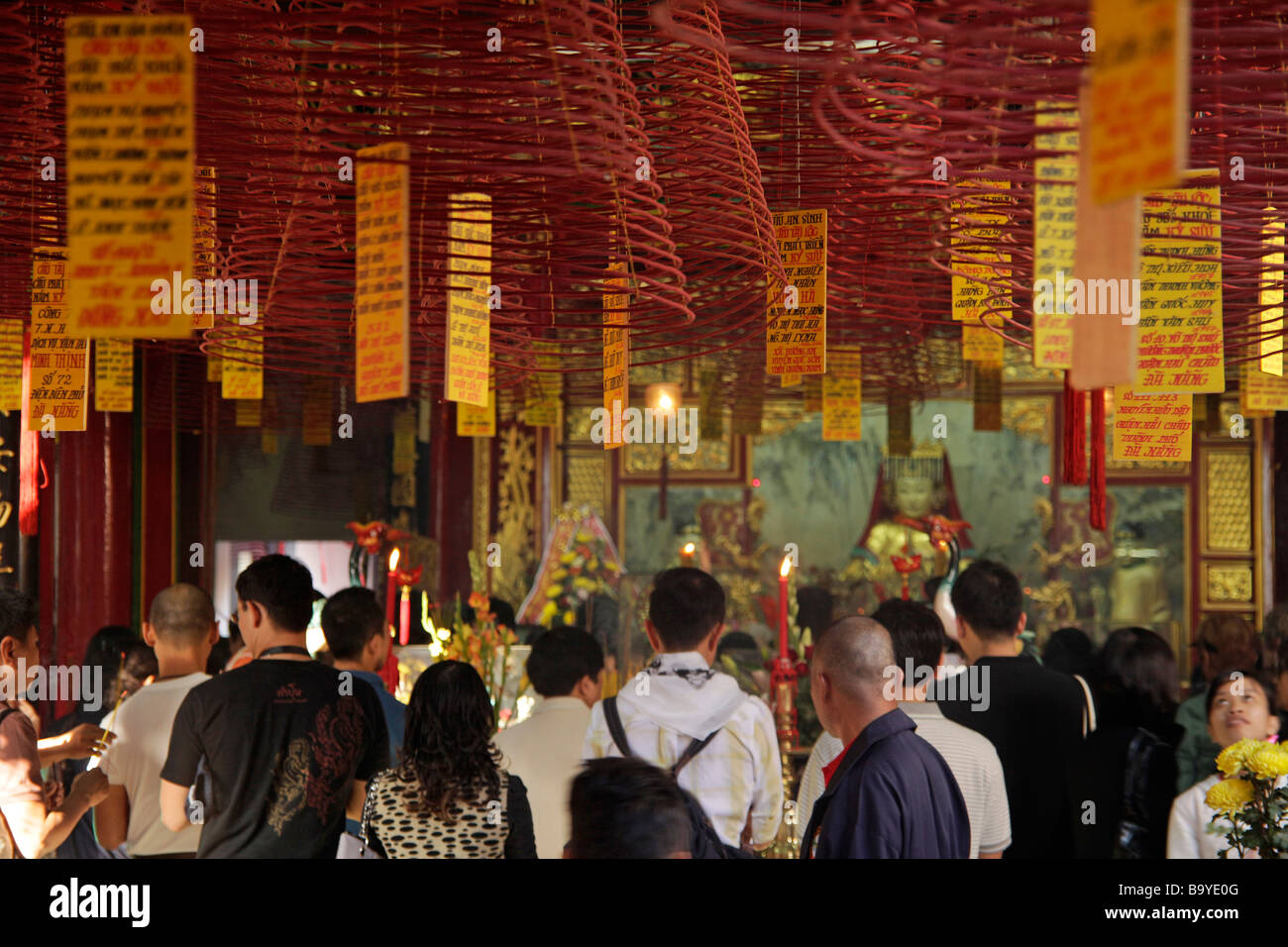 Brûleurs d'encens à l'intérieur de la bobine de Fujian chinese Assembly Hall Hoi Quan Phuc Kien à Hoi An Vietnam Banque D'Images