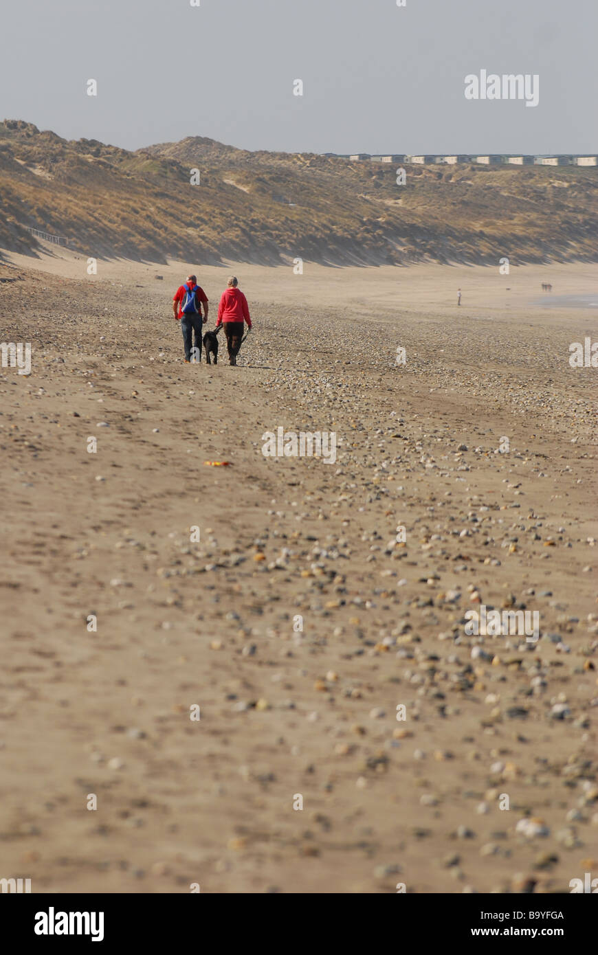 Un couple de promeneurs sur la plage Gwithian, Cornwall, Angleterre Banque D'Images