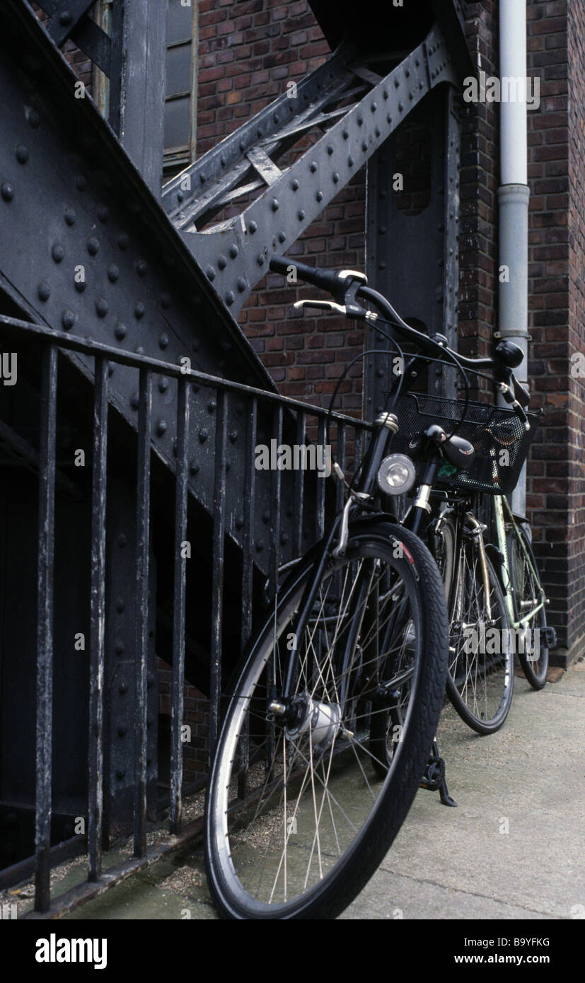 Bicyclettes enchaînées à la rampe, Hambourg Banque D'Images