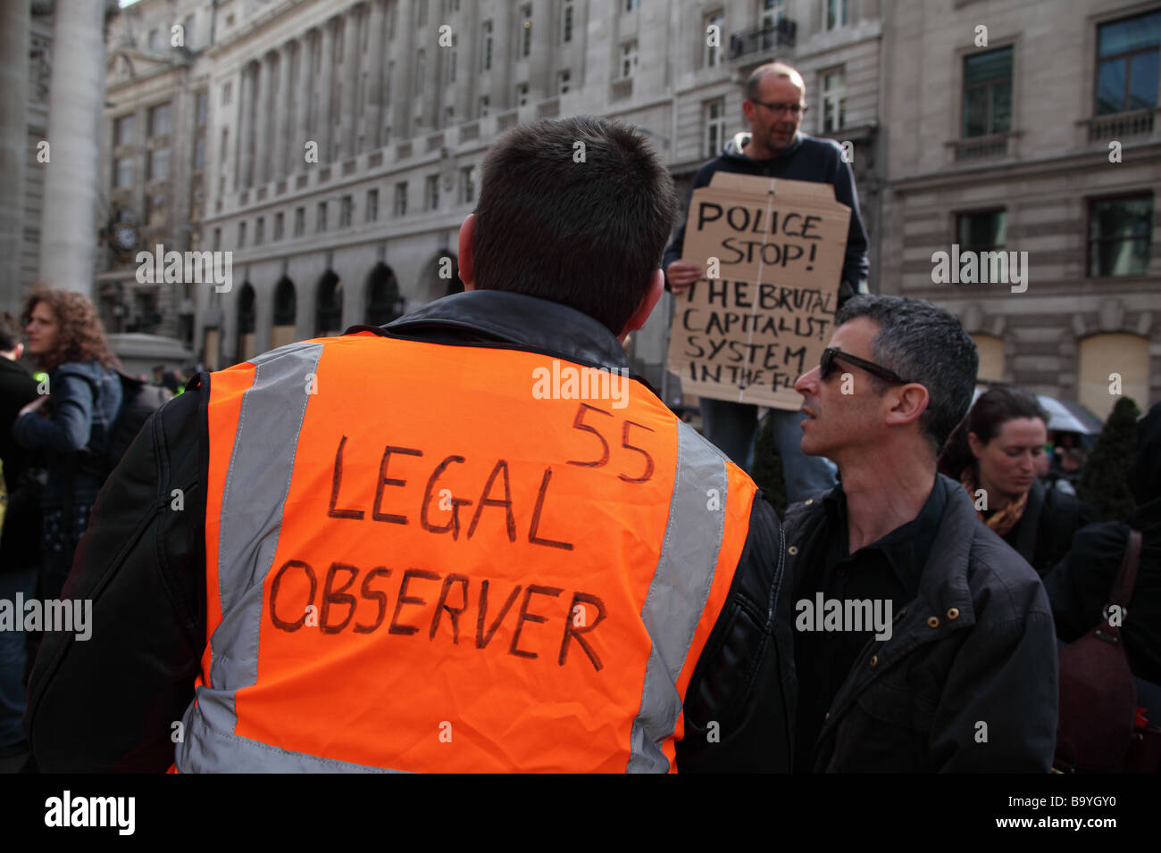 Manifestant surveillé par un observateur juridique à l'extérieur de la Banque d'Angleterre au cours de la 2009 Sommet du G20, Londres, Royaume-Uni. Banque D'Images