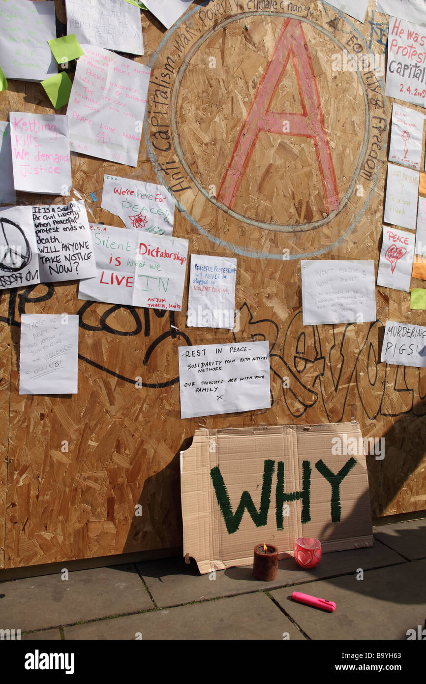 Les messages de protestation publiée sur un bord à l'extérieur de la Banque d'Angleterre au cours de la 2009 Sommet du G20, Londres, Royaume-Uni. Banque D'Images