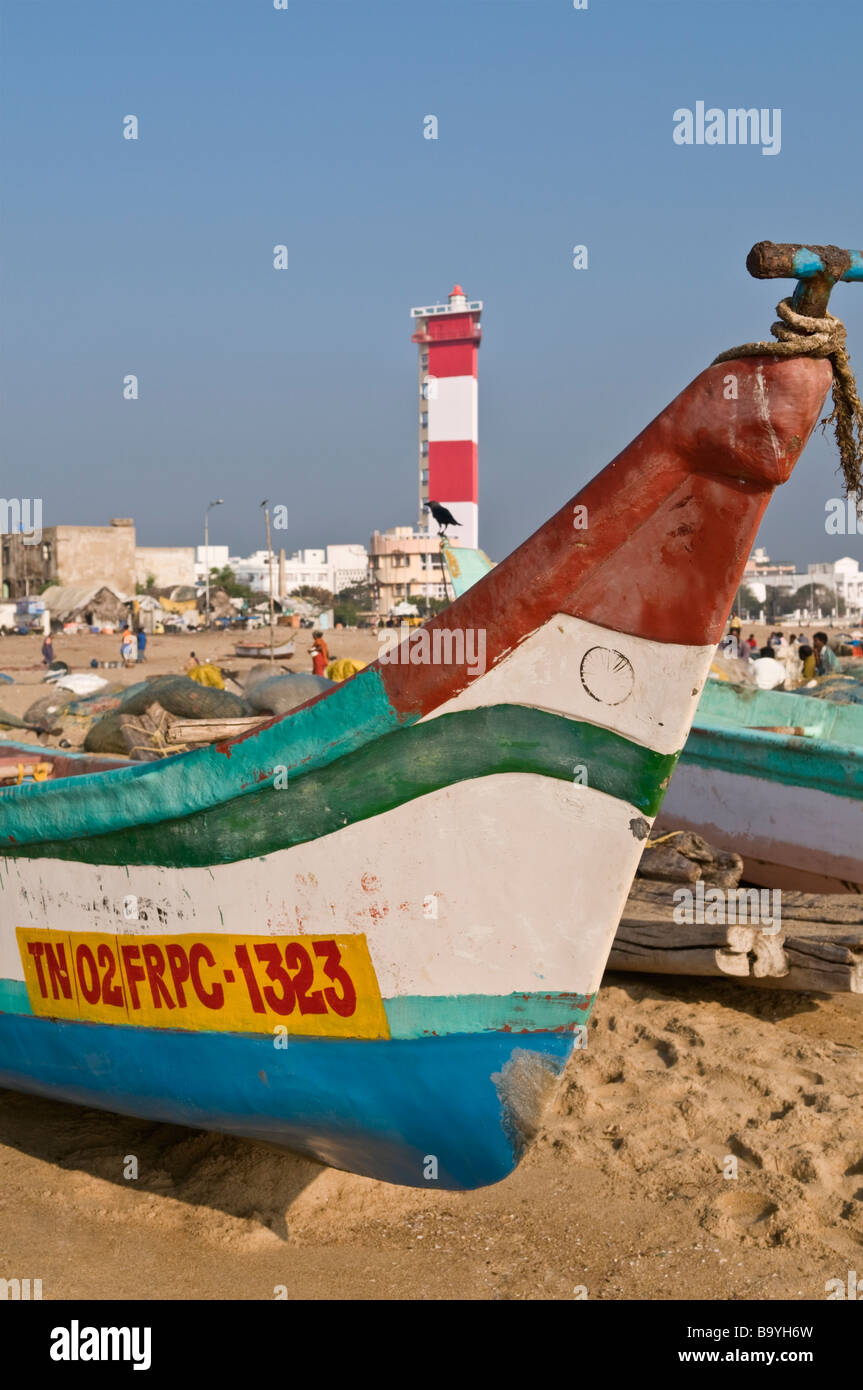 Les bateaux de pêche et le phare sur Marina Beach Chennai Tamil Nadu Inde Banque D'Images