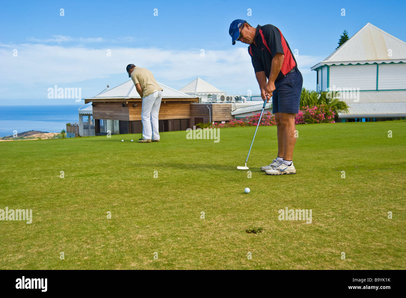 Golf avec deux joueurs de golf sur vert Bassinbleu La Réunion France | Golfplatz mit auf dem Golfspielern Bassinbleu vert Banque D'Images