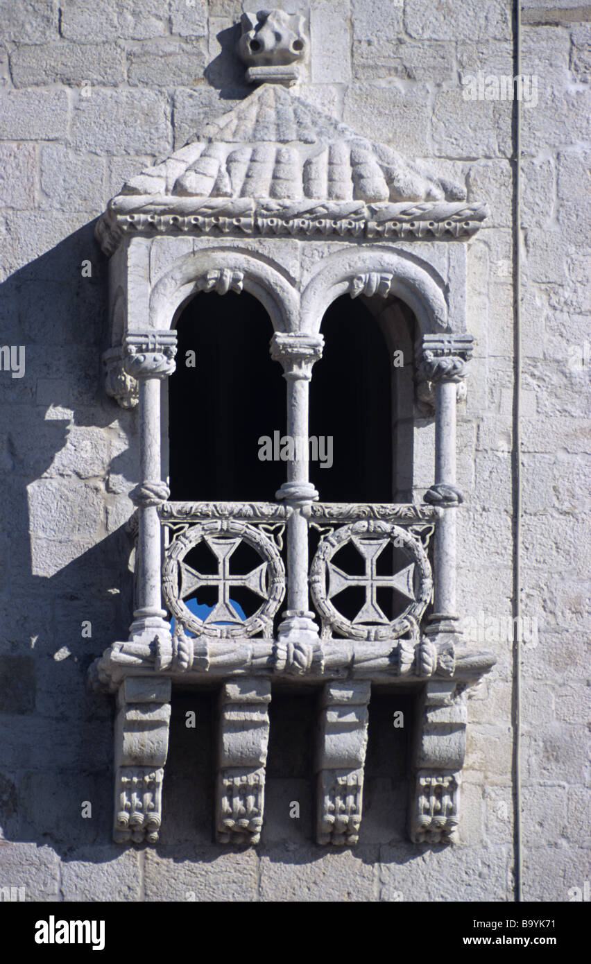 Sculpté en pierre médiévale baie vitrée et balcon dans la Tour de Belém (1515), Belém, Lisbonne, Portugal Banque D'Images