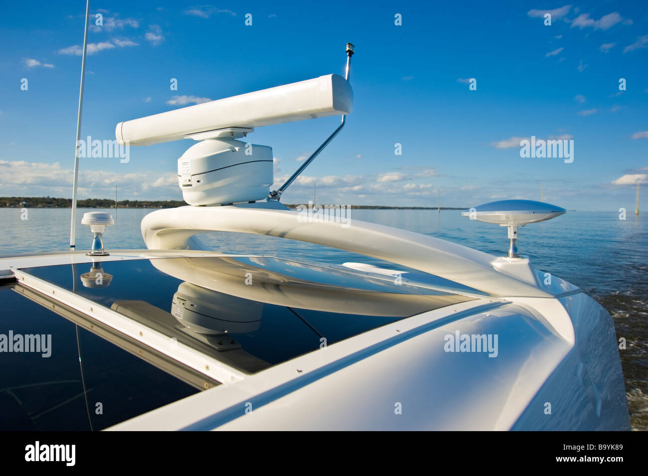 L'antenne radar de bateau sur la rivière en Floride USA | von Radarantenne Motoryacht auf einem Fluss en Floride USA Banque D'Images