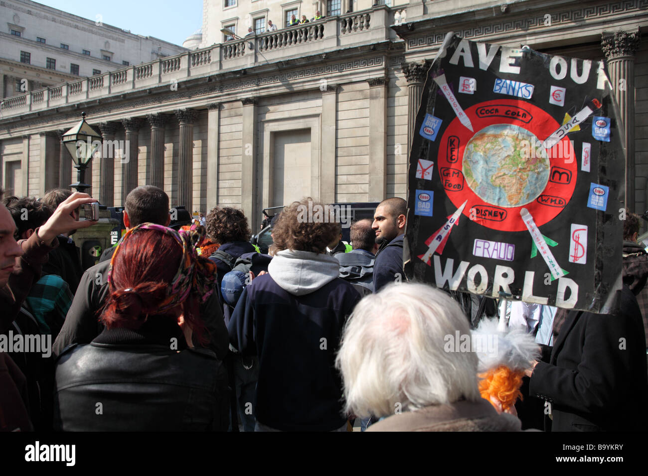 Manifestants devant la Banque d'Angleterre au cours de la 2009 Sommet du G20, Londres, Royaume-Uni. Banque D'Images