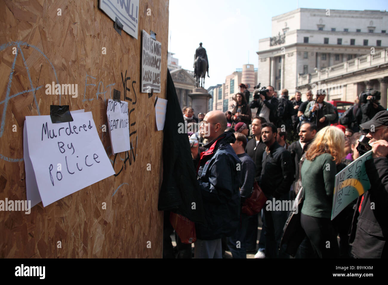 Les messages de protestation publiée sur un bord à l'extérieur de la Banque d'Angleterre au cours de la 2009 Sommet du G20, Londres, Royaume-Uni. Banque D'Images