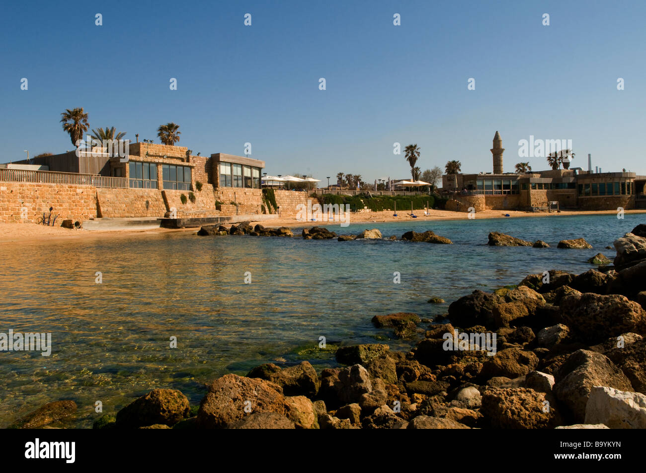 Vue panoramique sur le vieux port dans le parc national de Césarée en Israël Banque D'Images