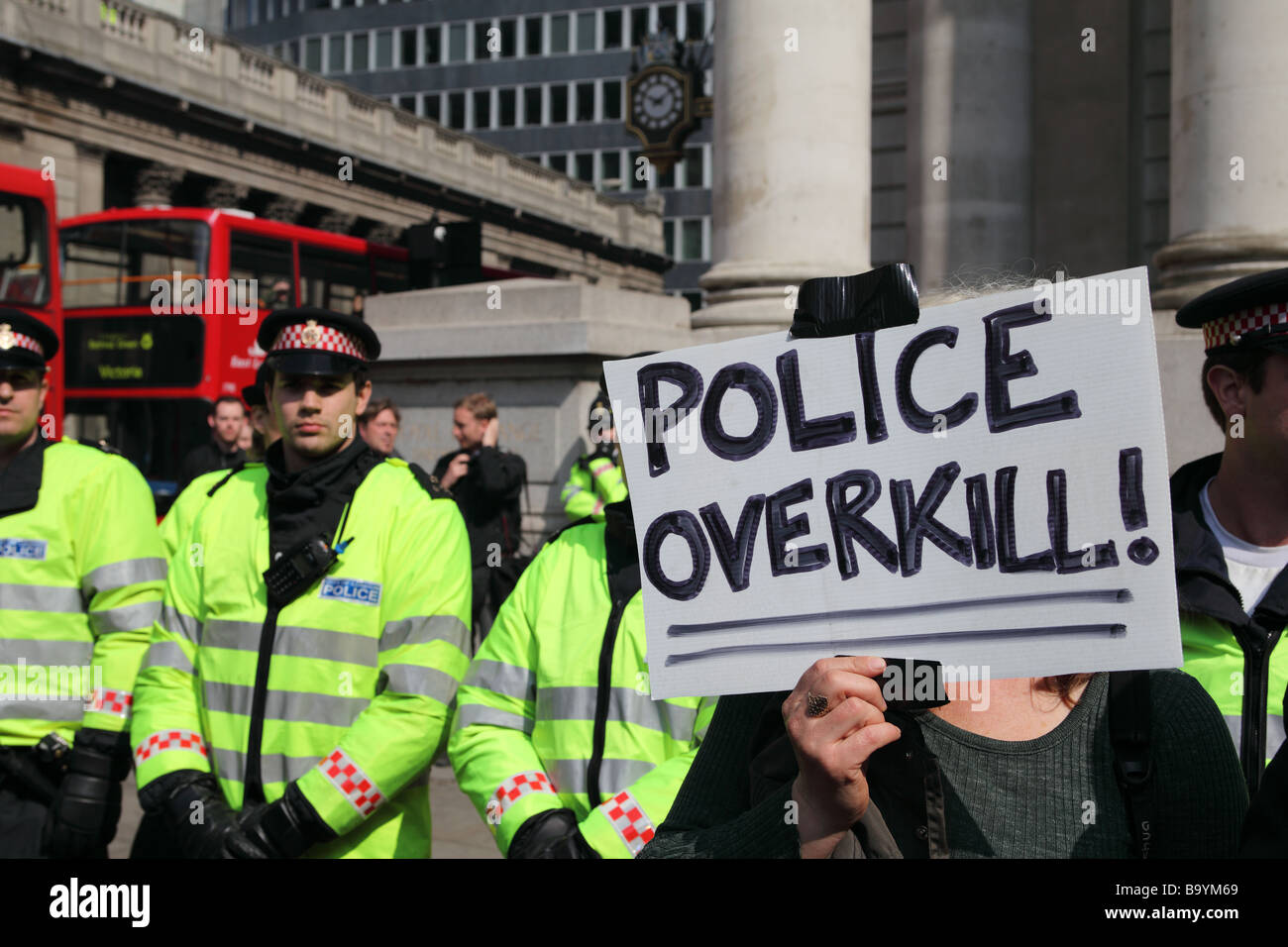 Des manifestants et la police à l'extérieur de la Banque d'Angleterre au cours de la 2009 Sommet du G20, Londres, Royaume-Uni. Banque D'Images