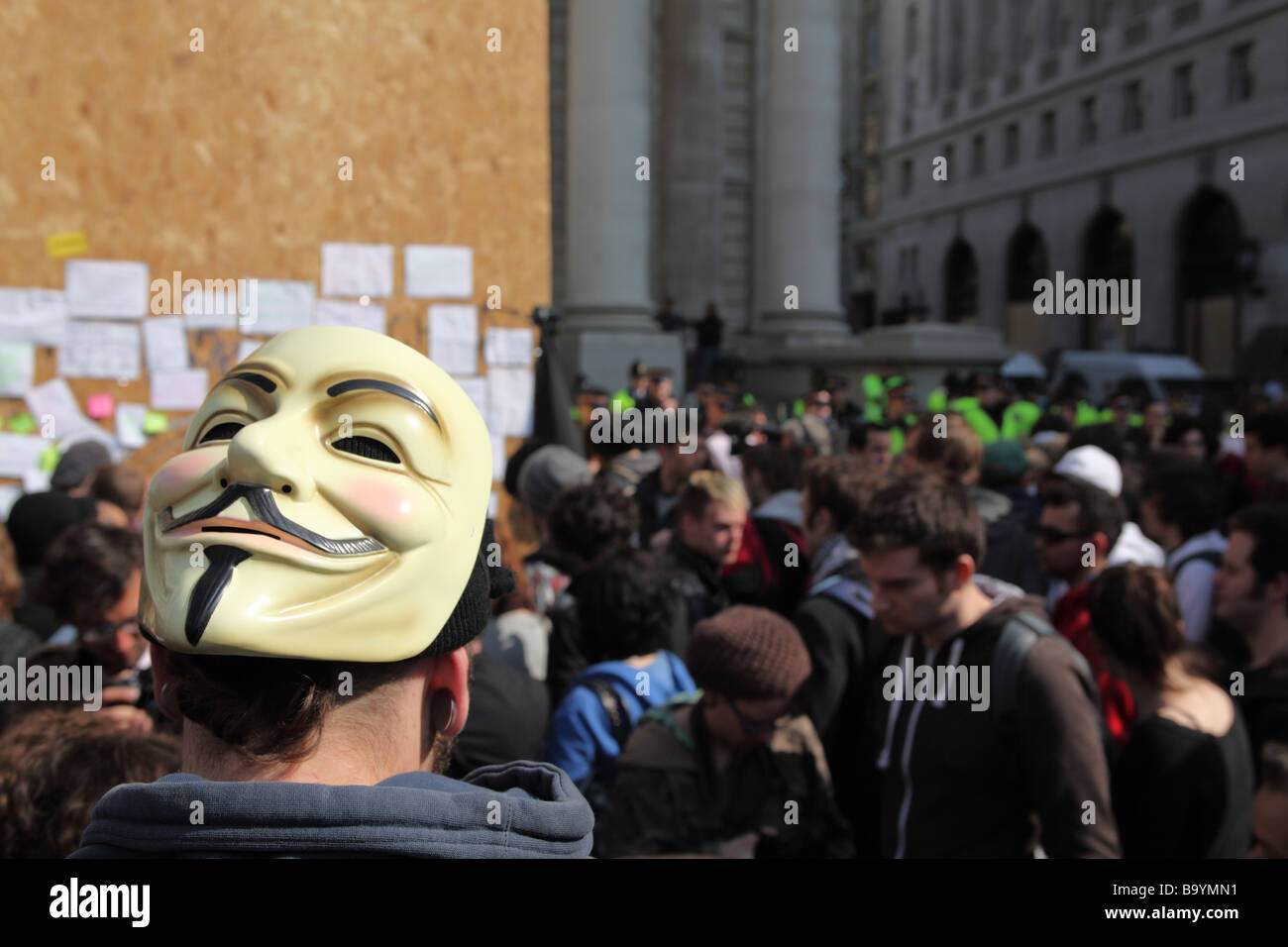 Manifestant masqué à l'extérieur de la Banque d'Angleterre au cours de la 2009 Sommet du G20, Londres, Royaume-Uni. Banque D'Images