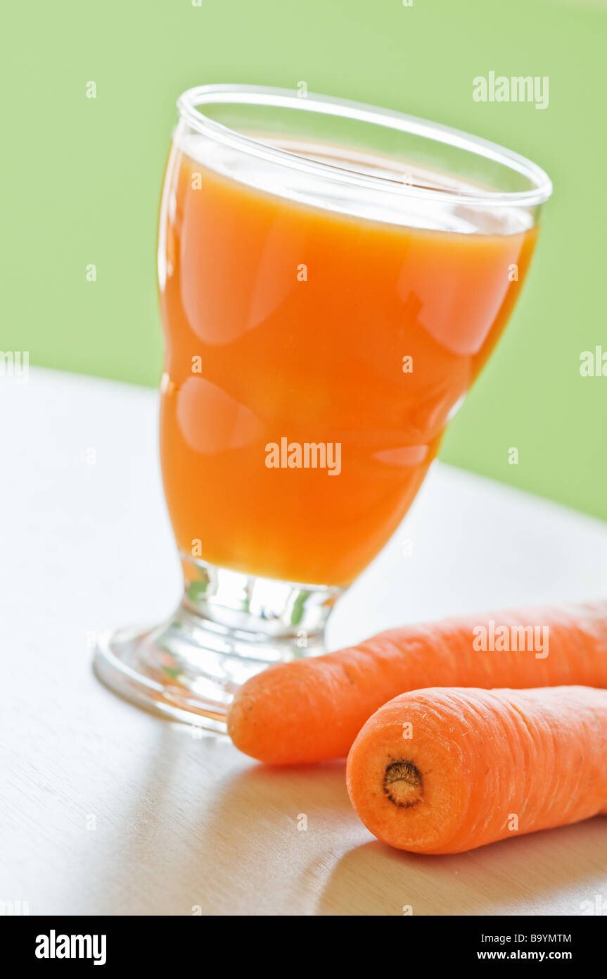 Le jus de carotte frais Banque D'Images