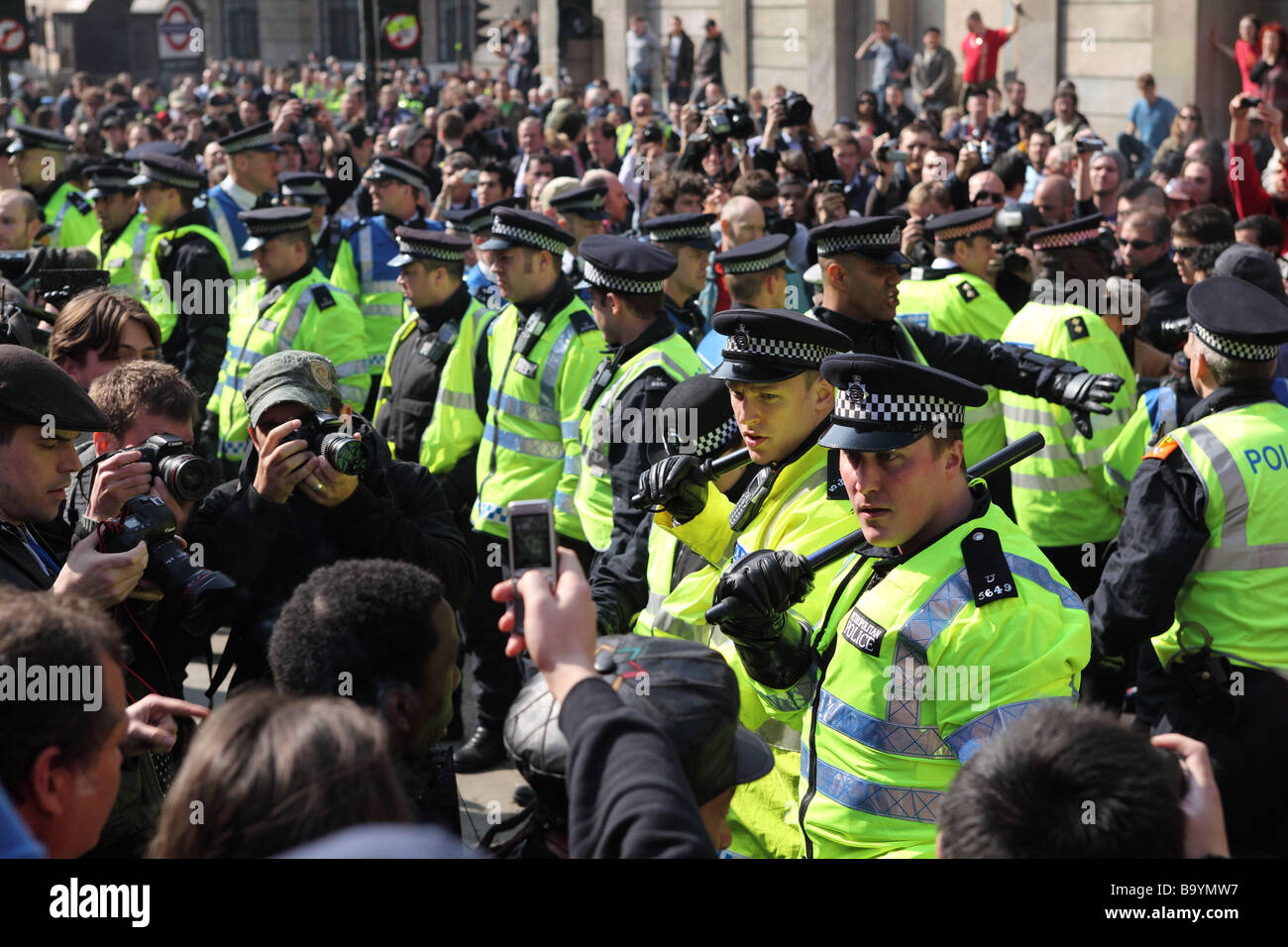 Des manifestants et la police clash à l'extérieur de la Banque d'Angleterre au cours de la 2009 Sommet du G20, Londres, Royaume-Uni. Banque D'Images