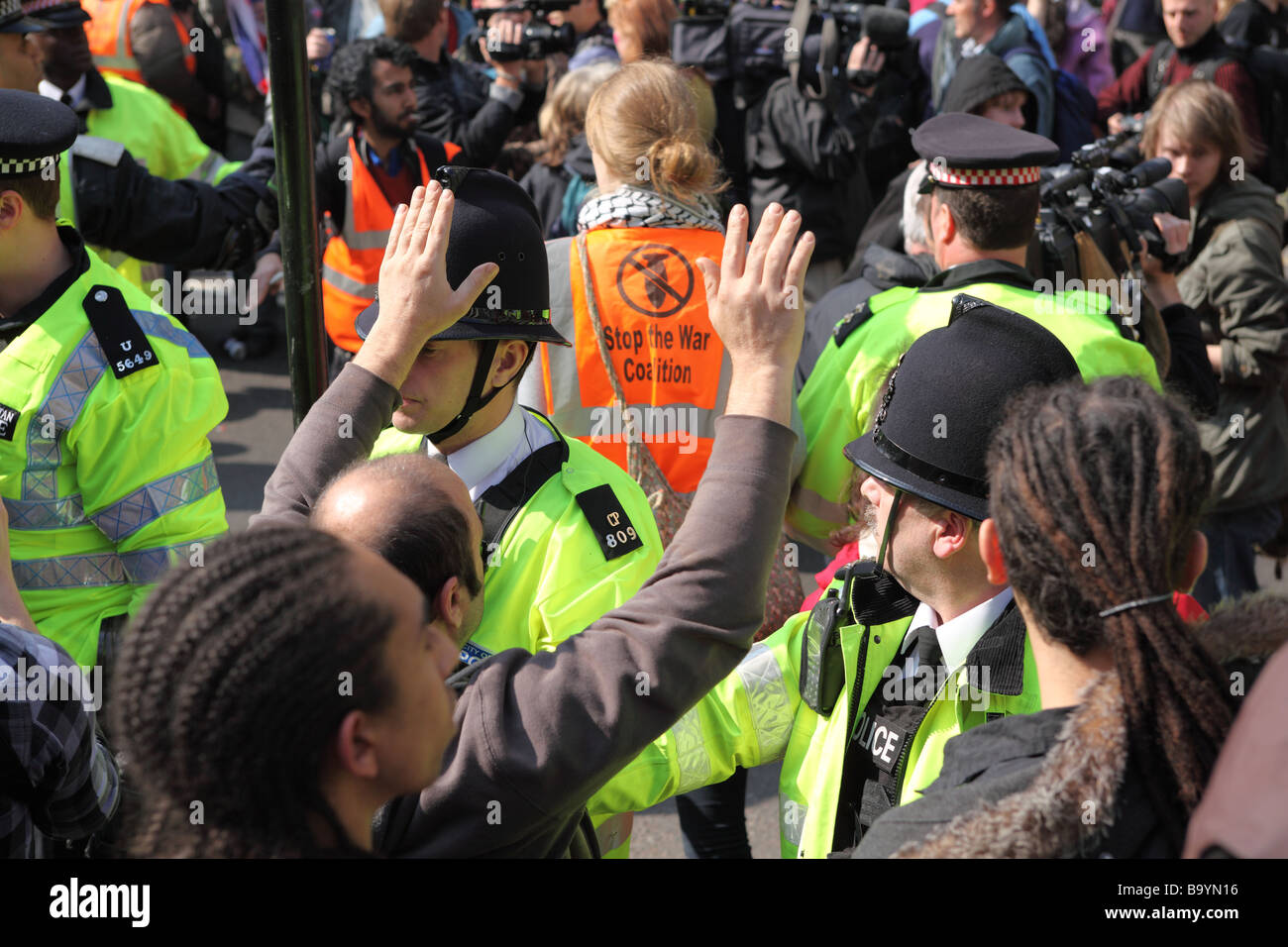 Des manifestants et la police clash à l'extérieur de la Banque d'Angleterre au cours de la 2009 Sommet du G20, Londres, Royaume-Uni. Banque D'Images