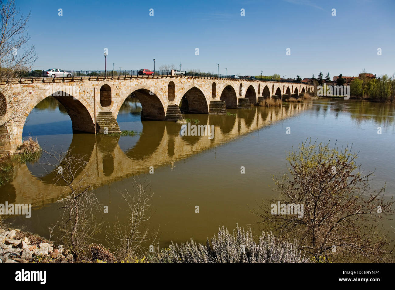 Pont en pierre de style roman et dans la rivière Duero Zamora Castille Leon Espagne Banque D'Images