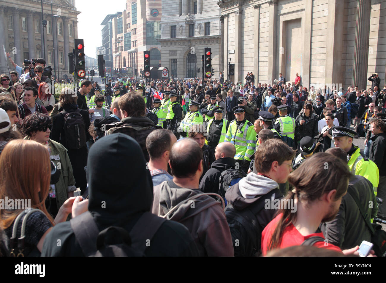 Des manifestants et la police clash à l'extérieur de la Banque d'Angleterre au cours de la 2009 Sommet du G20, Londres, Royaume-Uni. Banque D'Images