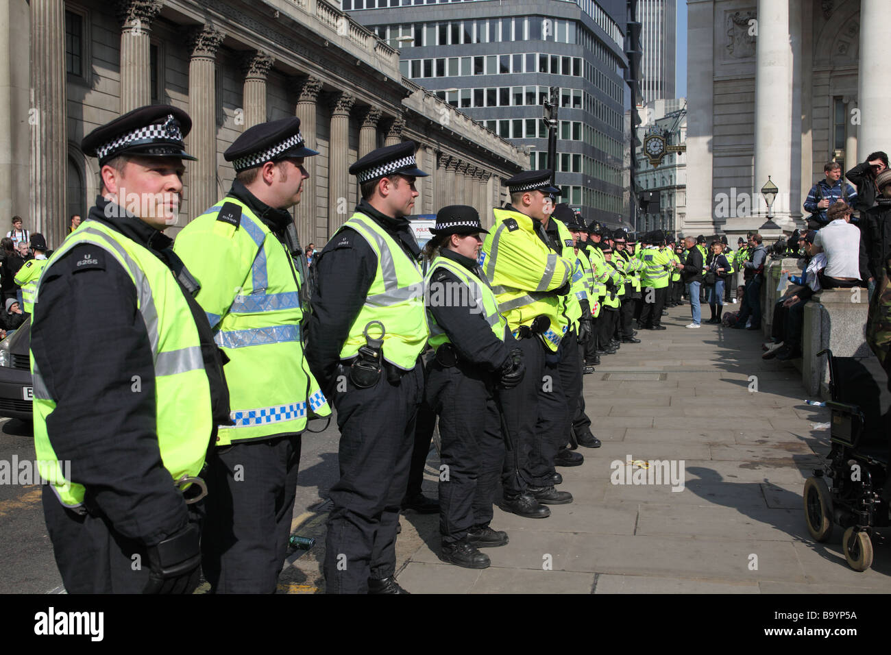 Les manifestants font face à l'extérieur de cordon de police la banque d'Angleterre au cours de la 2009 Sommet du G20, Londres, Royaume-Uni. Banque D'Images
