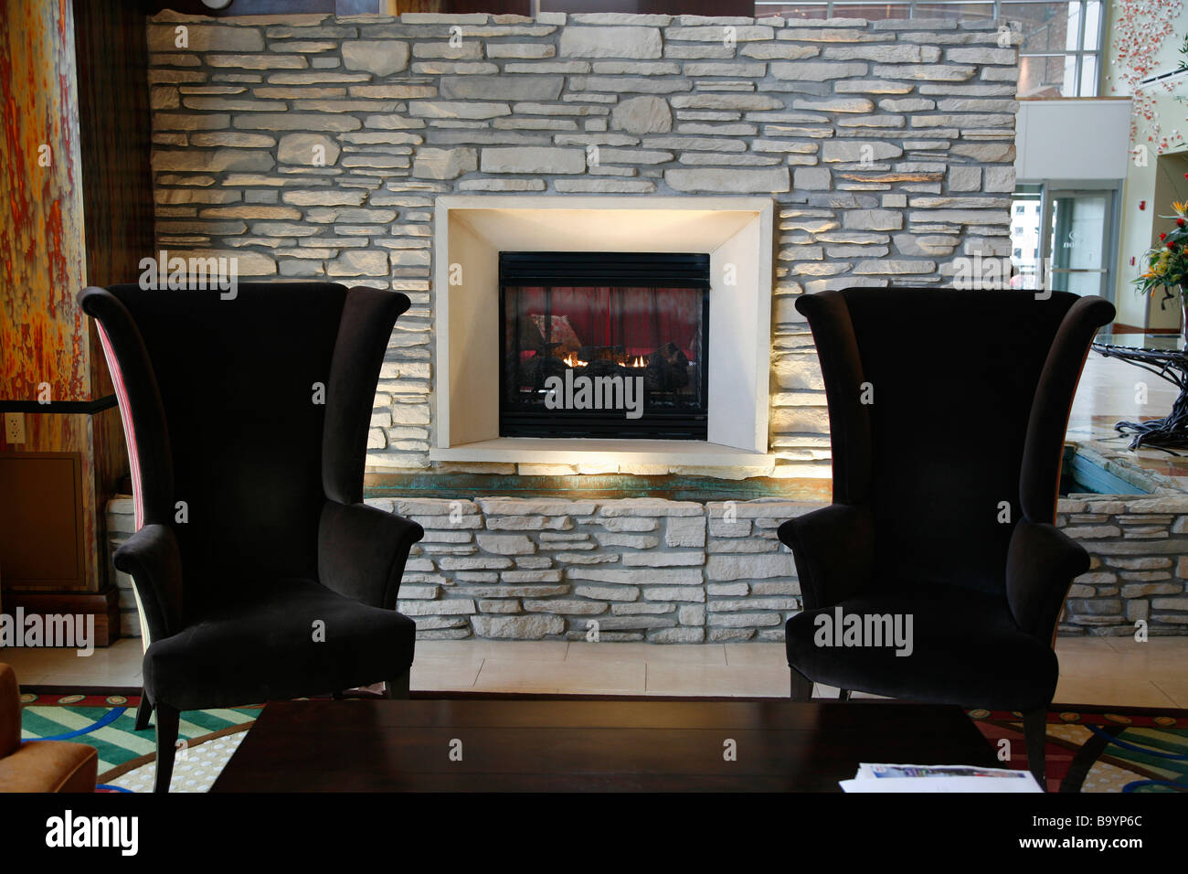 Fauteuils hall de l'hôtel avec cheminée Banque D'Images