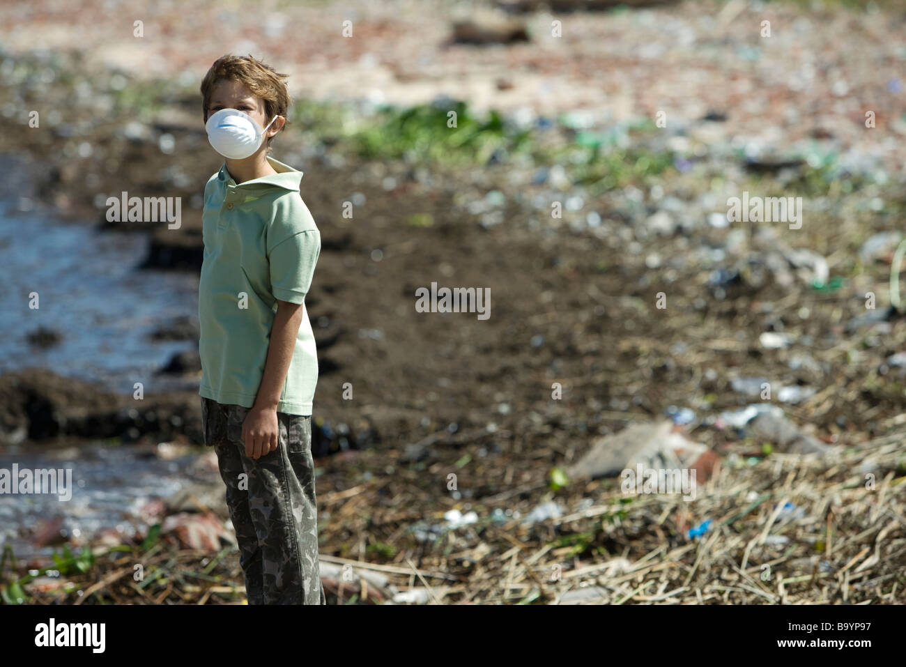 De garçon, le port de masque de la pollution Banque D'Images