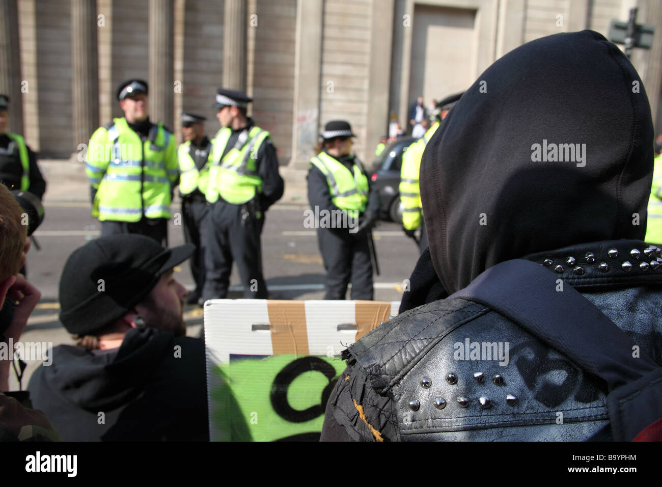 Des manifestants et la police à l'extérieur de la Banque d'Angleterre au cours de la 2009 Sommet du G20, Londres, Royaume-Uni. Banque D'Images