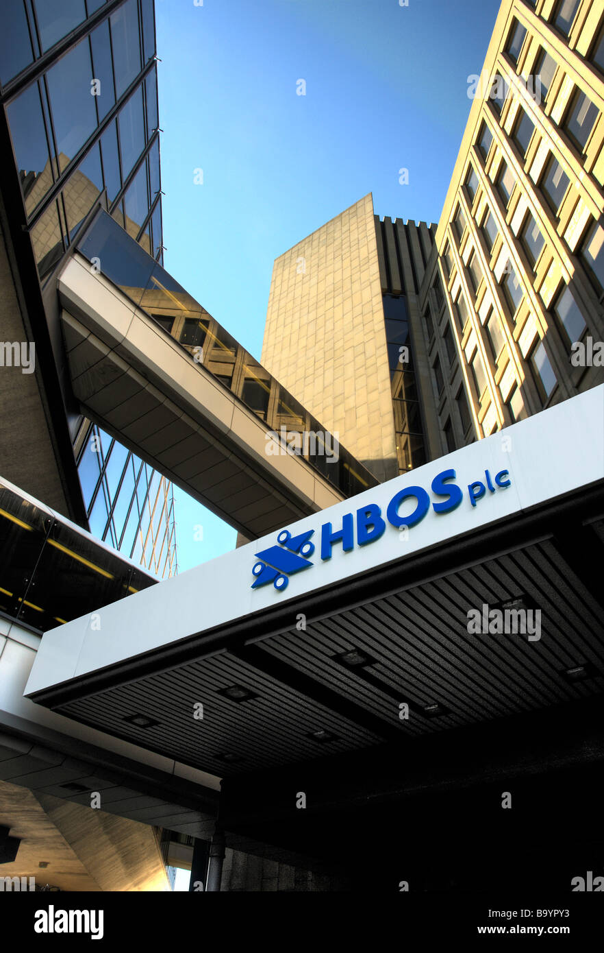 L'AC HBOS à Halifax, Yorkshire looking up avec logo en premier plan Banque D'Images