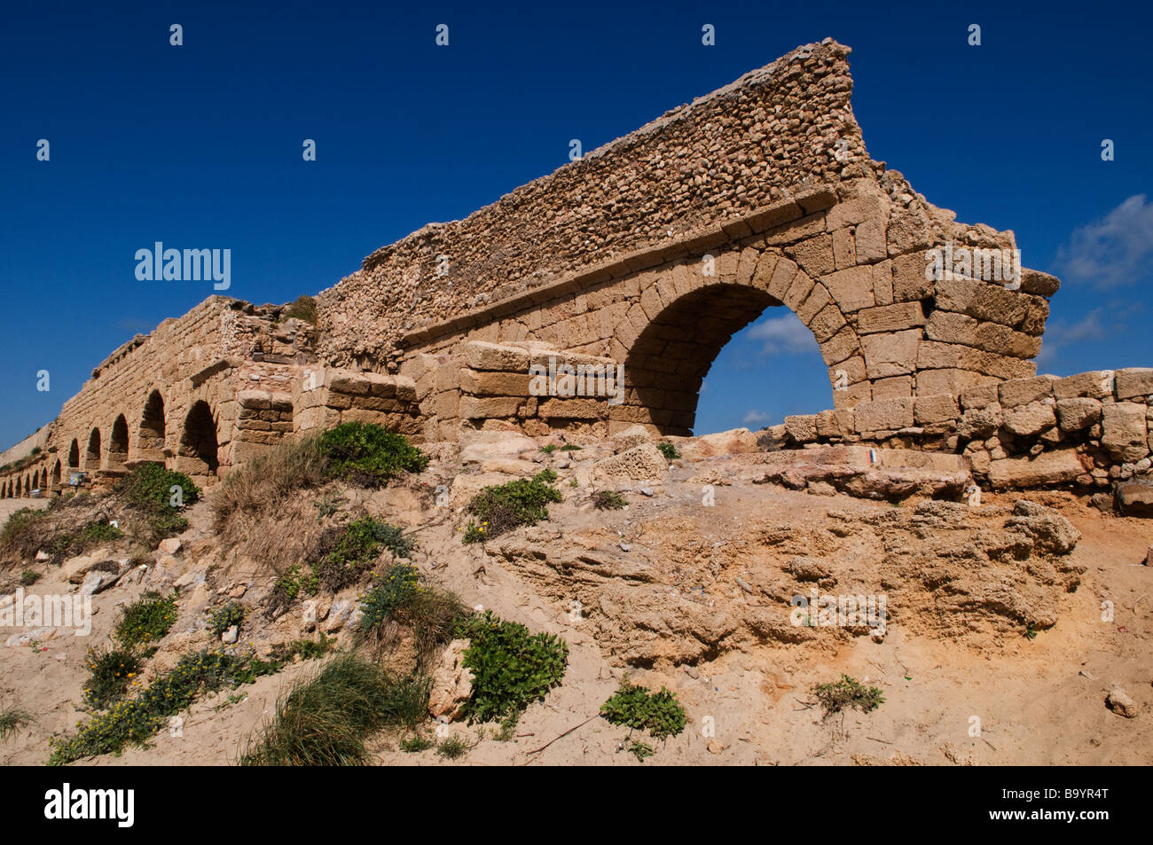 L'Aqueduc Romain de Césarée en Israël Banque D'Images