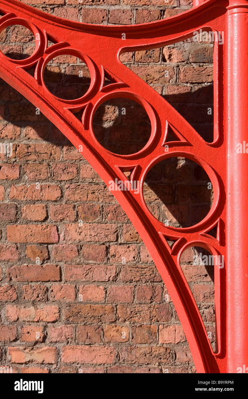 Détail d'un entrepôt peint rouge fer palan à l'Albert Dock, Liverpool. Banque D'Images